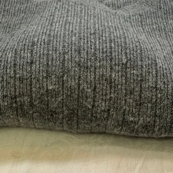 Dkny gray sweater, size XXL - Picture 10 of 10
